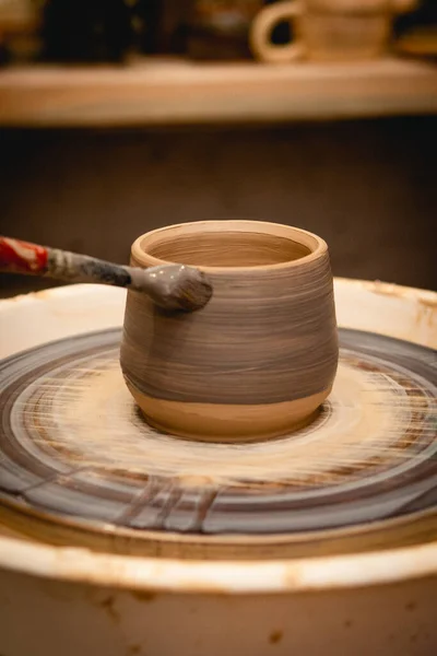 Potter Pracuje Kole Garncarskim Gliny Proces Wytwarzania Ceramicznych Zastaw Stołowych — Zdjęcie stockowe