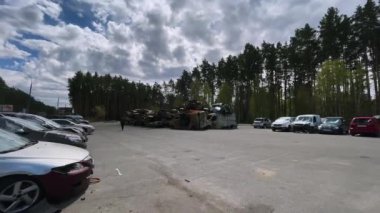 Irpin, Kyiv bölgesi, Ukrayna - 28 Nisan 2022: Irpin 'deki araba mezarlığı, Ukrayna' daki Rus ordusunun işgalinin sonuçları. Sivil nüfusun tahrip ettiği arabalar..
