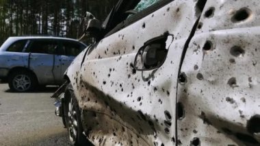 Irpin, Kyiv bölgesi, Ukrayna - 28 Nisan 2022: Irpin 'deki araba mezarlığı, Ukrayna' daki Rus ordusunun işgalinin sonuçları. Sivil nüfusun tahrip ettiği arabalar..