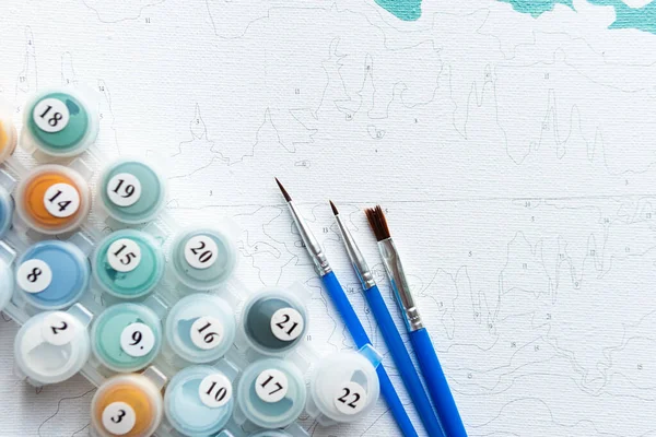 Sayılarla resim yapmak, tuvale resim çizmek için renkli bir set. Boş zaman aktivitesi, hobi ve rahatlama kavramları. Seçici odaklanma. Kapat..