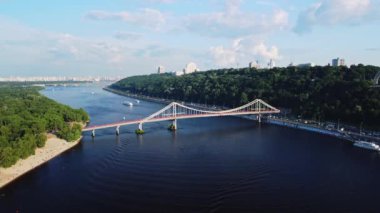 Kiev, Ukrayna, Haziran 2021: Dinyeper nehri panoraması ve Kyiv-Podil tarihi bölgesi. Ukrayna 'nın başkentinin mimarisi. Hava aracı görünümü