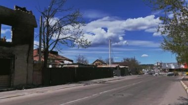 Irpin, Kyiv bölgesi, Ukrayna - 28 Nisan 2022: Yıkılan binalar ve sivil nesneler. Rus saldırısının sonuçlarına bak. Ukrayna 'da Savaş