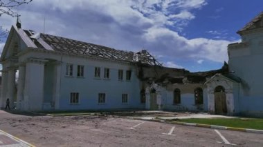 Irpin, Kyiv bölgesi, Ukrayna - 28 Nisan 2022: Yıkılan binalar ve sivil nesneler. Rus saldırısının sonuçlarına bak. Ukrayna 'da Savaş