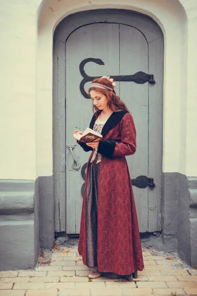 歴史的なバロック様式の服を着て本を読むブルネットの女性の肖像画 中流階級の中世のドレス — ストック写真