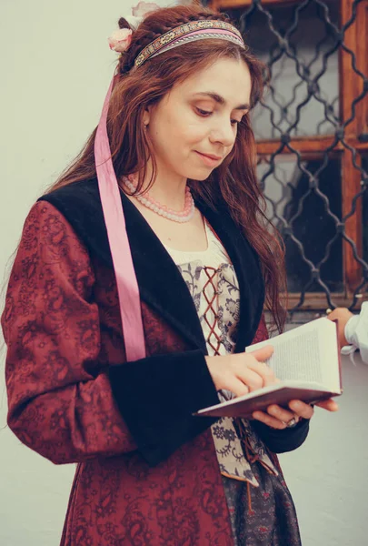 Portret Van Een Brunette Gekleed Historische Barokke Kleding Leesboek Buiten — Stockfoto