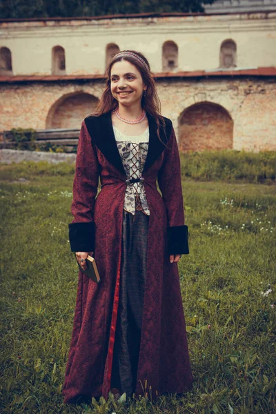 Portrait Femme Brune Vêtue Vêtements Baroques Historiques Avec Une Coiffure — Photo