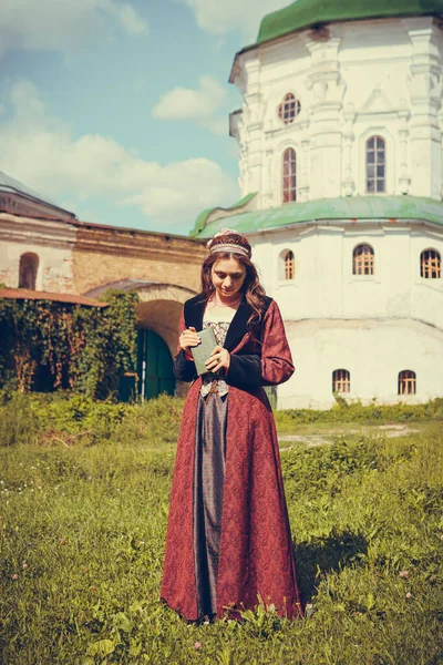 Portret Van Brunette Vrouw Gekleed Historische Barokke Kleren Met Ouderwetse — Stockfoto