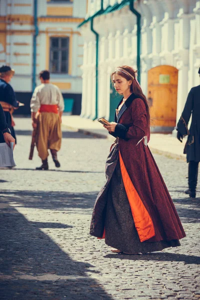 Portrét Brunetky Oblečené Historických Barokních Šatech Starým Módním Účesem Venku — Stock fotografie