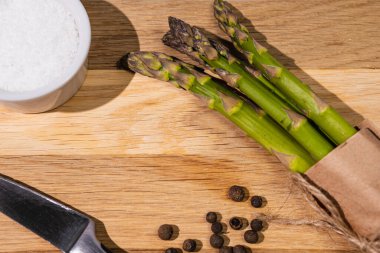 Organik taze kuşkonmazın yakın çekimi. Sağlıklı vejetaryen yemek, diyet ve ev yemeği kavramı. Boşluğu kopyala.