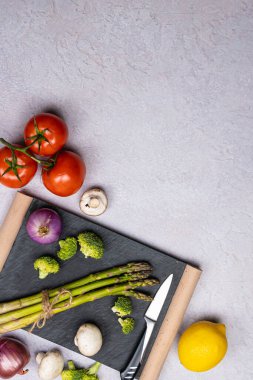 Organik taze kuşkonmazın yakın çekimi. Sağlıklı vejetaryen yemek, diyet ve ev yemeği kavramı. Boşluğu kopyala.