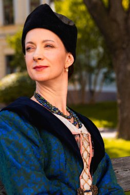 Mavi tarihi Barok kıyafetleri giymiş bir kadın portresi. Eski moda saç stili, açık havada. Lüks ortaçağ elbisesi