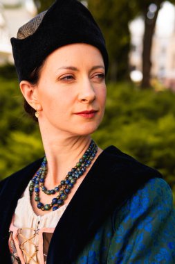 Mavi tarihi Barok kıyafetleri giymiş bir kadın portresi. Eski moda saç stili, açık havada. Lüks ortaçağ elbisesi