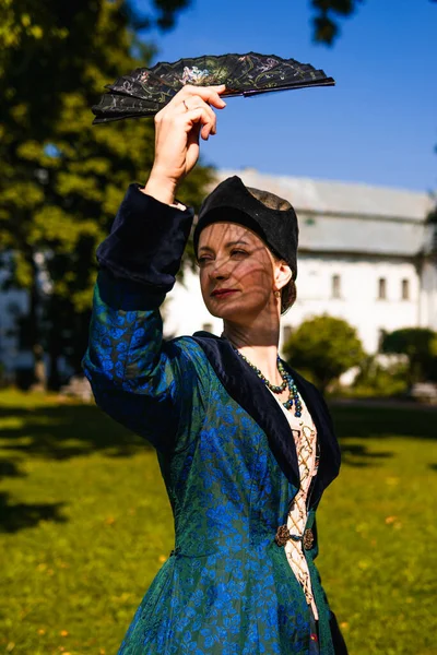 Portret Van Een Vrouw Gekleed Blauwe Historische Barokke Kleren Met — Stockfoto