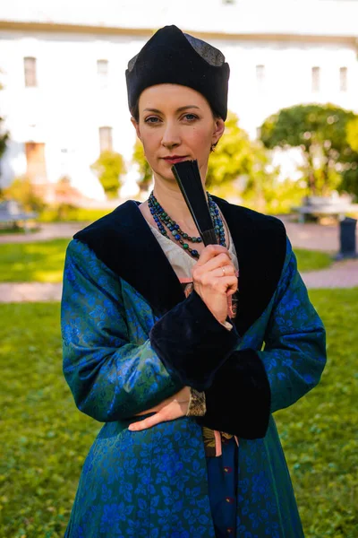 Mavi tarihi Barok kıyafetleri giymiş bir kadın portresi. Eski moda saç stili, açık havada. Lüks ortaçağ elbisesi