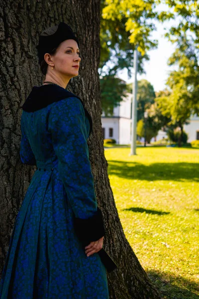 Portret Van Een Vrouw Gekleed Blauwe Historische Barokke Kleren Met — Stockfoto
