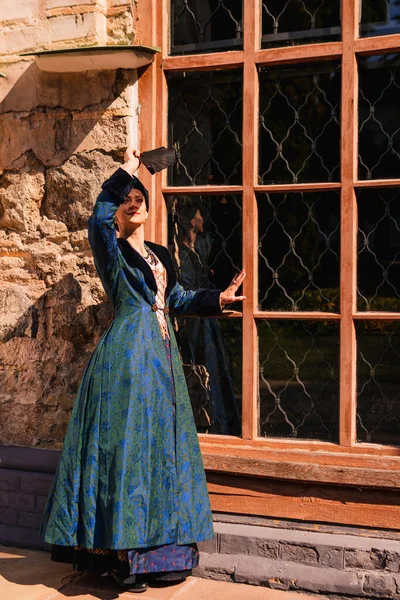 Mavi tarihi Barok kıyafetleri giymiş bir kadın portresi. Eski moda saç stili, açık havada. Lüks ortaçağ elbisesi