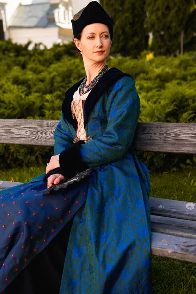 Portret Van Een Vrouw Gekleed Blauwe Historische Barokke Kleren Met — Stockfoto