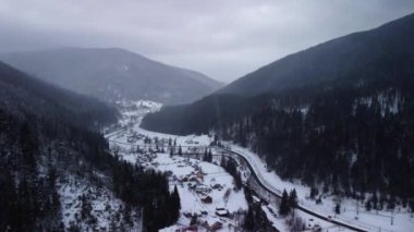 Kış mevsiminde Karpat Dağları 'ndaki gökdelenli turistik bir yerin havadan görünüşü. Ukrayna 'nın turistik yerleri. Turizm, çevre ve doğa konseptleri.