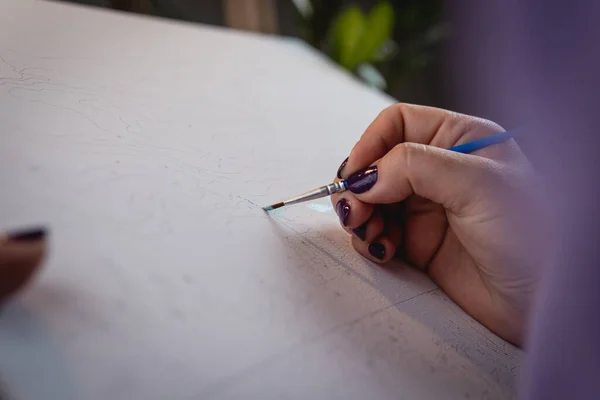 Dorosła Kobieta Maluje Liczbami Pastelowymi Kolorami Rysuje Płótnie Pojęcia Spędzania — Zdjęcie stockowe