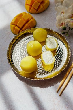 Gri arka planda mango meyveli Mochi tatlısı, yakın plan. Geleneksel Japon pirinç keki