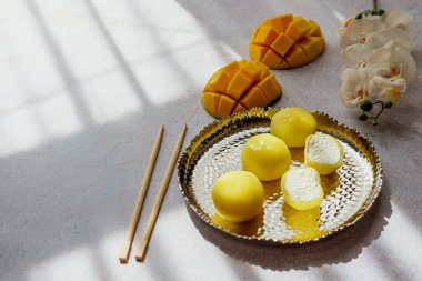 Gri arka planda mango meyveli Mochi tatlısı, yakın plan. Geleneksel Japon pirinç keki