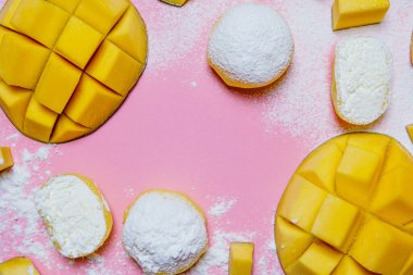 Tatlı Mochi, pembe arka planda mango meyvesi, yakın plan. Geleneksel Japon pirinç keki