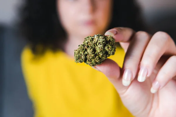 手里拿着医用大麻芽的成年女子 走近点 草药和替代疗法的概念 — 图库照片