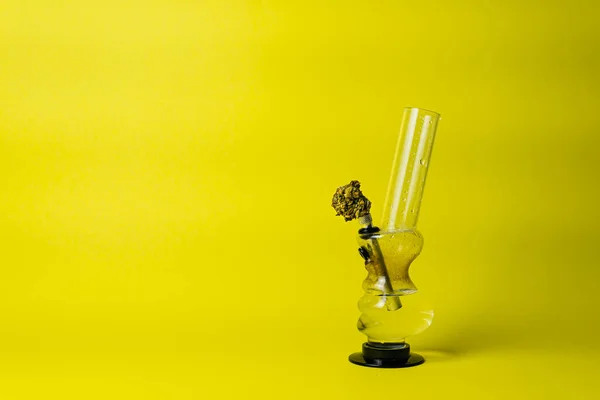 Μαριχουάνα Μπουμπούκι Και Ναργιλέ Κίτρινο Φόντο Κλείστε Έννοια Της Φυτικής — Φωτογραφία Αρχείου