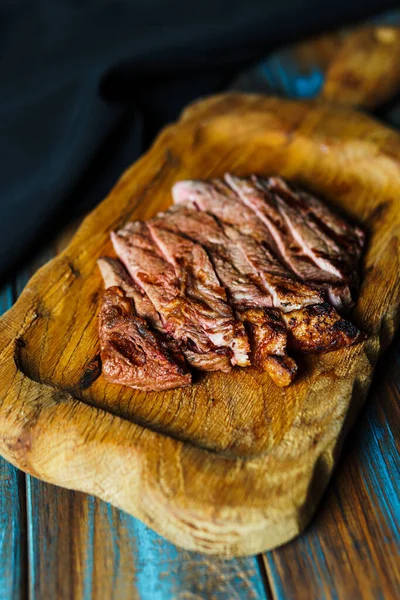 Gegrilltes Steak Medium Selten Auf Einem Holzbrett Mit Gemüse Serviert — Stockfoto