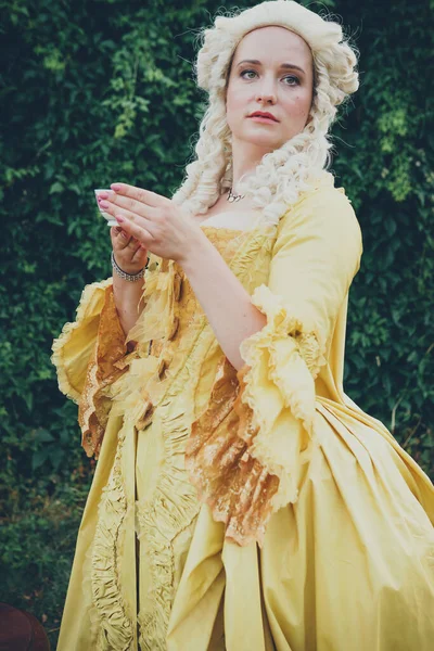 Portrét Blondýny Oblečené Historických Barokních Šatech Starým Módním Účesem Venku — Stock fotografie