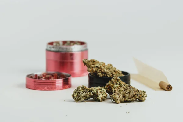 Botões Marijuana Fundo Branco Perto Cannabis Medicamento Base Plantas Alternativo — Fotografia de Stock