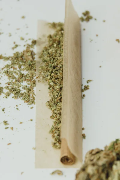 Marihuana Knospen Auf Weißem Hintergrund Aus Nächster Nähe Cannabis Ist — Stockfoto