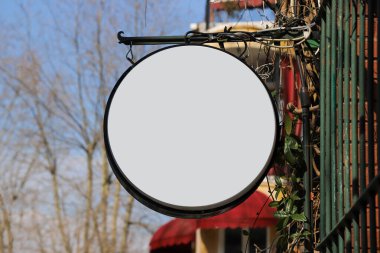 Boş sokak mağazası şablon işaret dairesi modeli