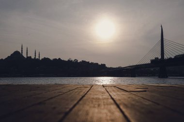 İstanbul şehir silueti. Golden Horn Köprüsü ve Cami. Arkaplan ışığı kullanılarak korunmasız bırakıldı..