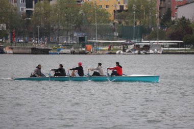Kanocu adamın takım sporu. Erkekler takımı, antrenman yapıyorlar..