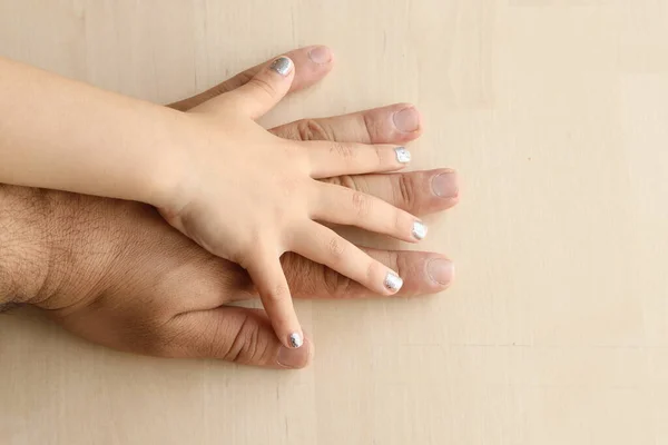 Ouder Dochter Hand Van Een Klein Meisje Die Van Haar Stockafbeelding