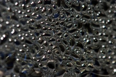 Bardağa su damlatıyor.