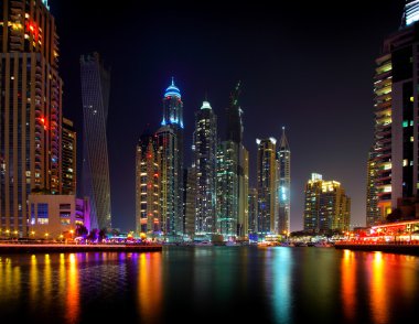 Dubai gece gökdelen