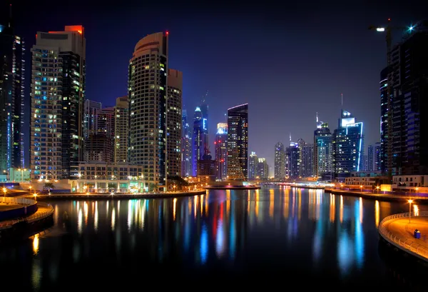 Dubai gece gökdelen