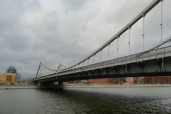 Krymsky桥 Krymsky Bridge 或克里米亚桥 Crimean Bridge 一座连接祖博夫斯基大道至西北部和Krymsky Val街与东南部的钢桥 — 图库照片