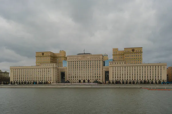俄罗斯国防部主楼 俄罗斯国防部在莫斯科河Frunzenskaya河堤上的总部 — 图库照片