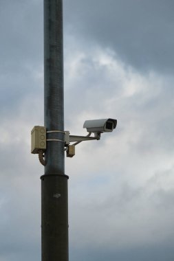 Sokak direğindeki güvenlik kamerası.