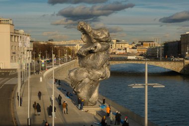 Moskova 'nın Yakimanka Bölgesi' ndeki Bolotnaya Embankment 'taki GES-2 veya MGES-2 önünde İsviçreli ressam Urs Fischer' ın 4..