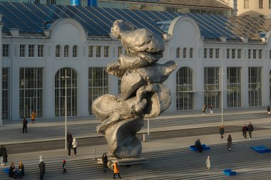 Moskova 'nın Yakimanka Bölgesi' ndeki Bolotnaya Embankment 'taki GES-2 veya MGES-2 önünde İsviçreli ressam Urs Fischer' ın 4..