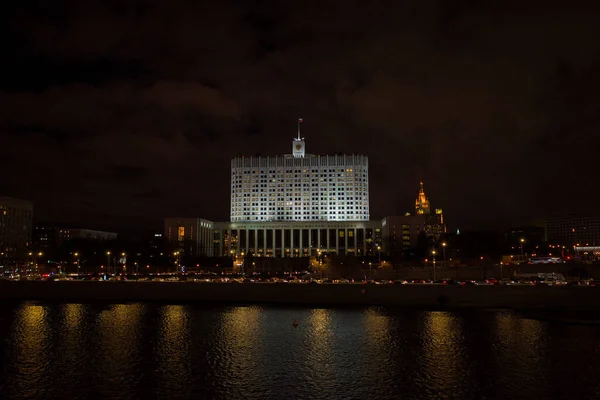 Rusya Federasyonu Hükümeti Evi Novoarbatskij Köprüsü Nden Gece Görüntüsü — Stok fotoğraf