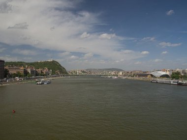 Öğleden sonra Petofi Köprüsü 'nden Tuna Nehri manzarası