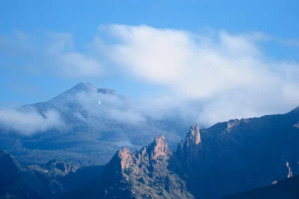 Bulutların üzerinde dağlar — Stok fotoğraf