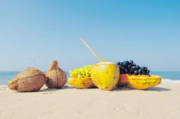 Früchte auf Sand — Stockfoto
