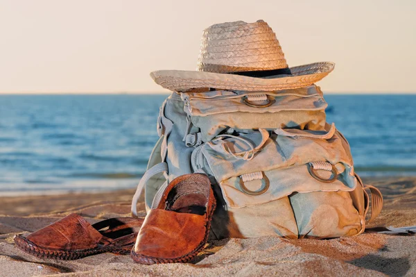 Sırt çantası ve sandal — Stok fotoğraf