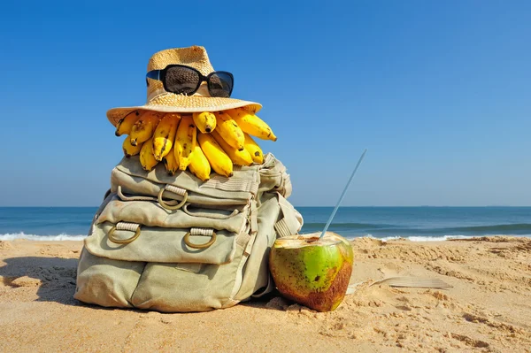 Backpack on beach — Stock Photo, Image